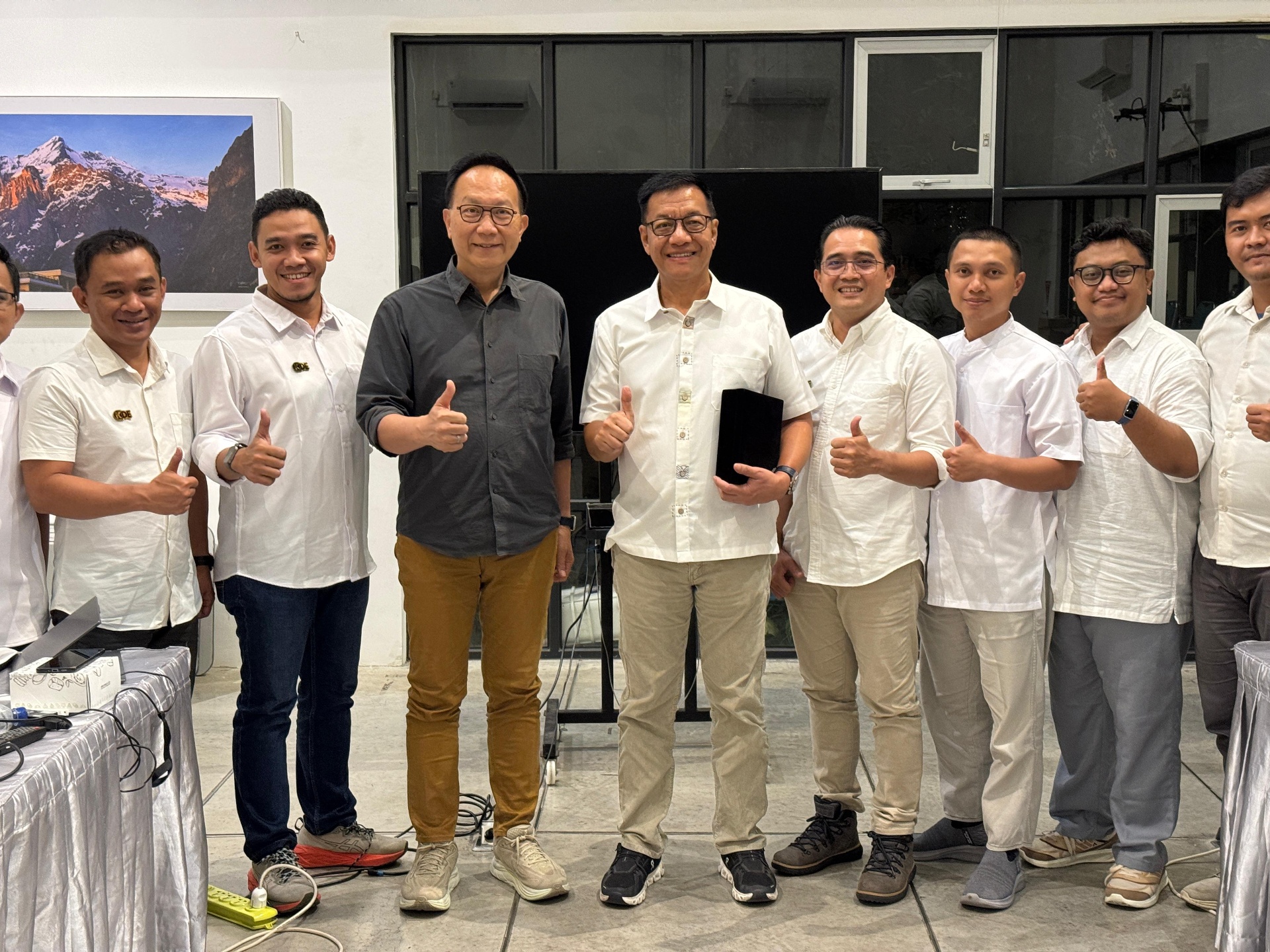 Foto bersama tim setelah sesi pelatihan KDE