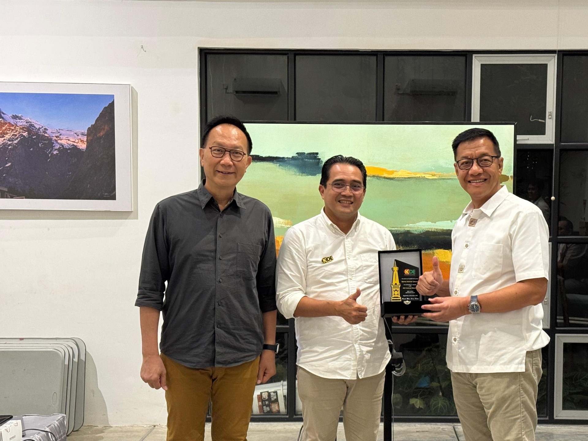 Penyerahan plakat penghargaan KDE National Meeting