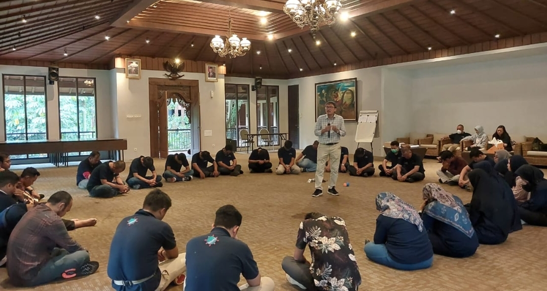 Sesi outdoor team building di pendopo
